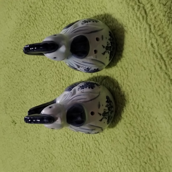 Vintage Dutch Delft Porcelain Blue and White Chicken Salt and Pepper Shakers - Picture 2 of 3
